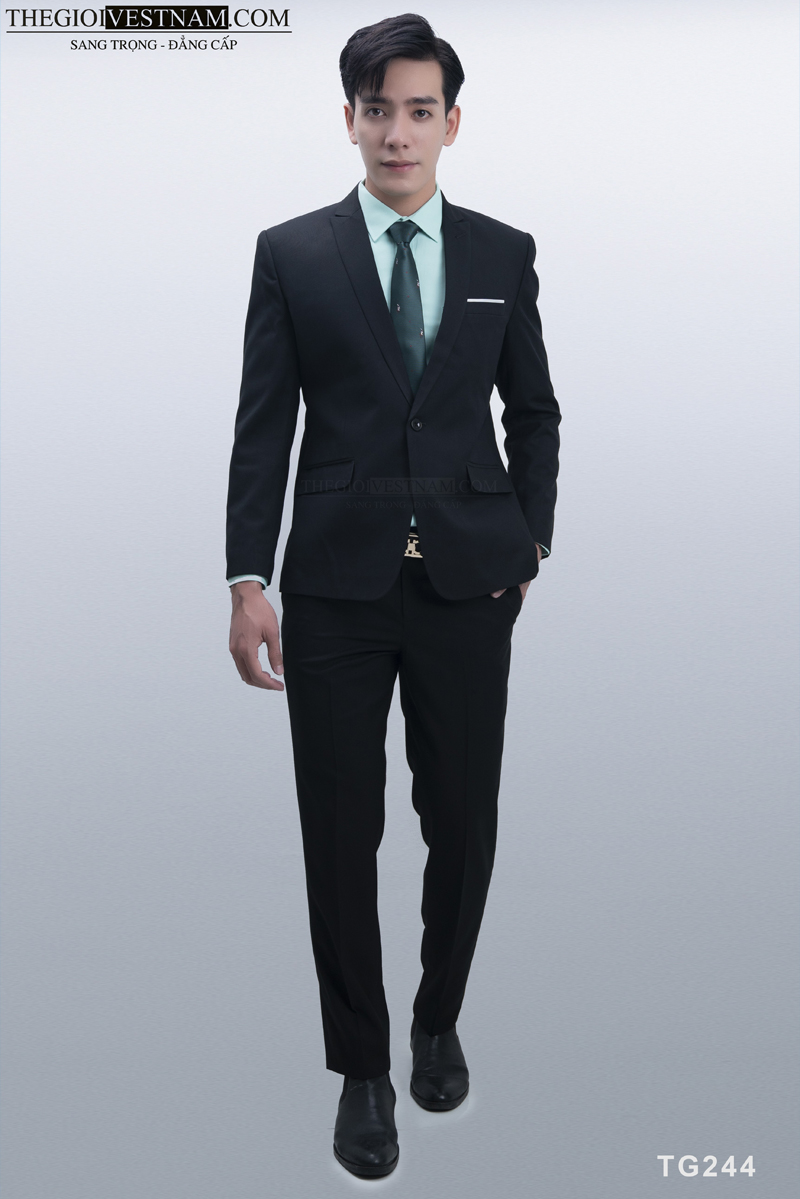suit màu đen